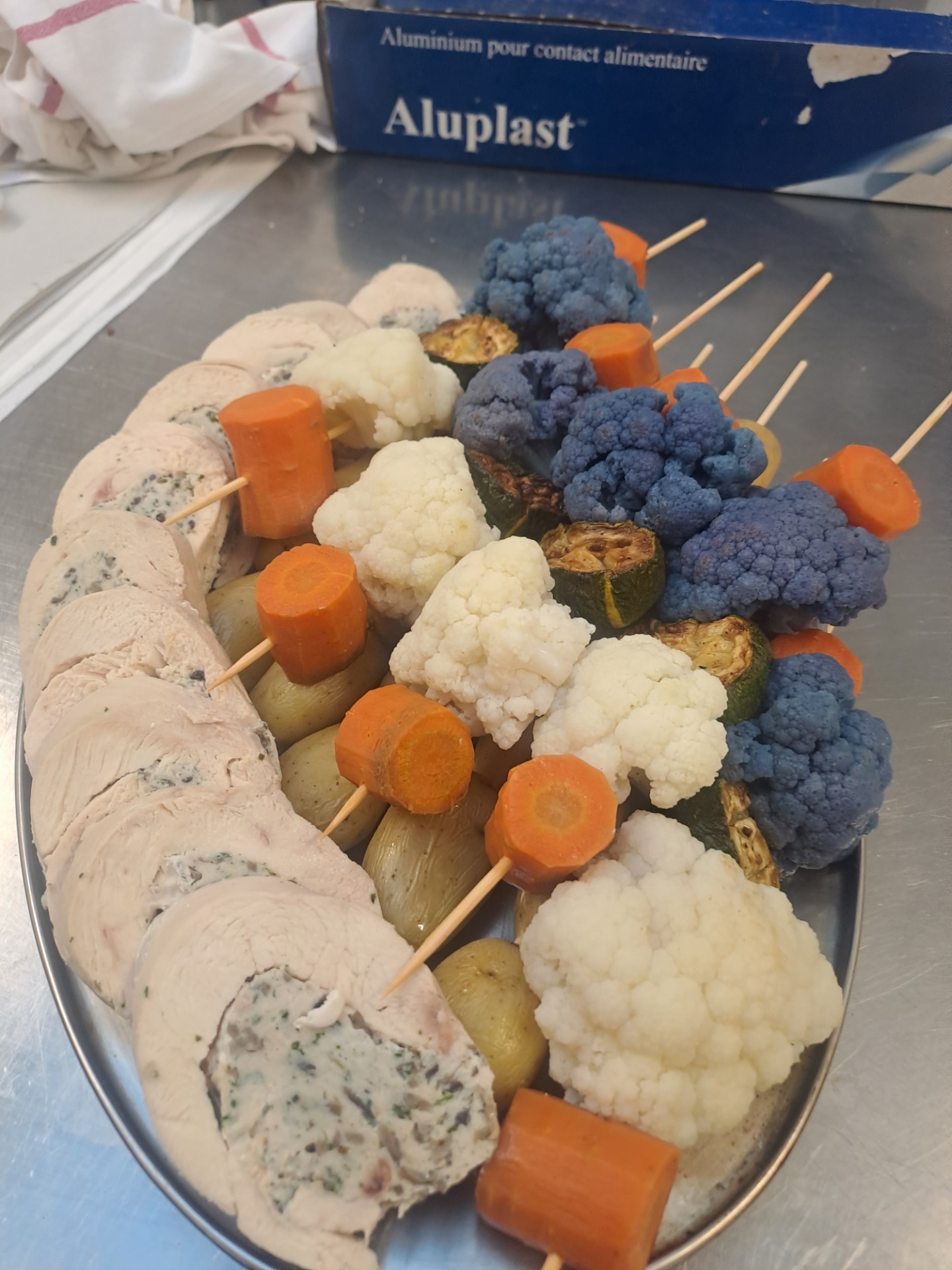 poulet halal farci aux herbes, brochette de légumes